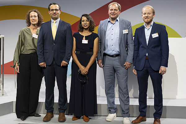 Das Bild zeigt die fünf Unternehmer:innen, die faire, soziale und grüne Geschäftsmodelle vorstellten.vor
