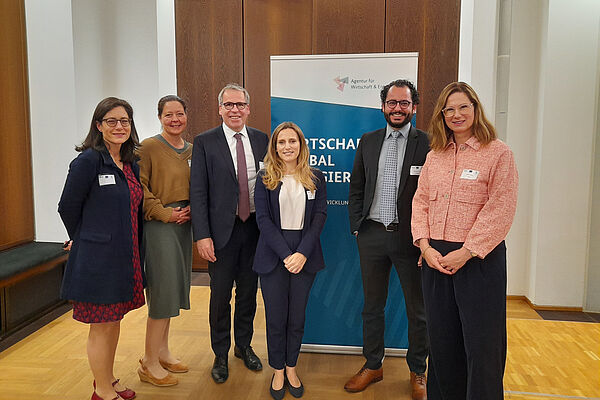 Das Bild zeigt Kristin Lang (EIB), Julia Harnal (BASF), Volker Oel (BMZ), Fazia Pusterla (IDB), Vinicius Dessoy Maciel (Brainlab AG) und Carolin Welzel (AWE) bei der Veranstaltung &bdquo;Jetzt mehr denn je!&ldquo;