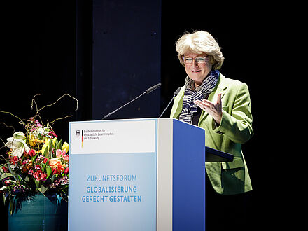 Frau Podium Vortrag
