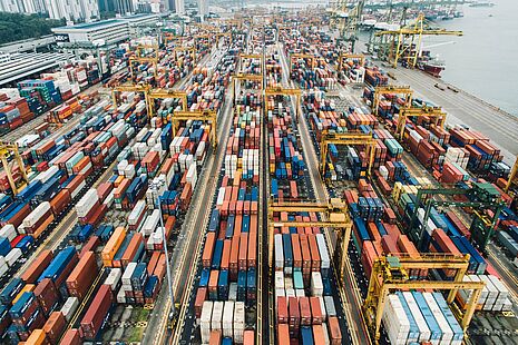 Bunte Container am Hafen von oben 