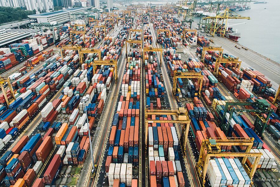 Bunte Container am Hafen von oben 