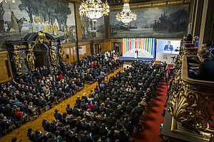 Teilnehmer in großem Saal