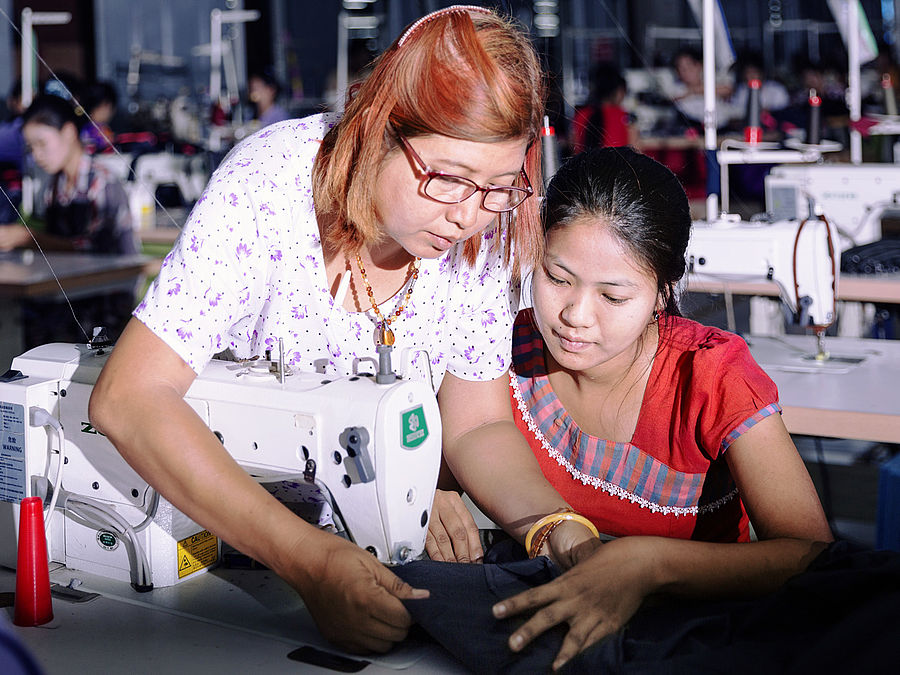 Zwei Frauen an Nähmaschine Textilfabrik