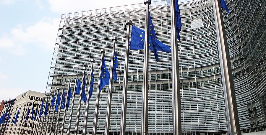 Europaflaggen vor der Eruopäischen Kommission 