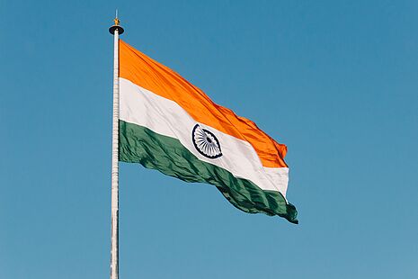 Indische Flagge weht im Wind