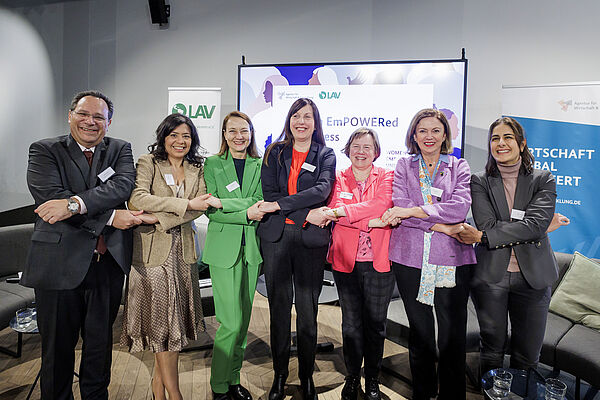 Das Bild zeigt die Teilnehmenden der Veranstaltung &bdquo;Women EmPOWERed in Business &ndash; Strategische Partner f&uuml;r die Zusammenarbeit mit der Privatwirtschaft&ldquo;