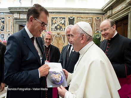 Gerd Müller mit Papst Franziskus
