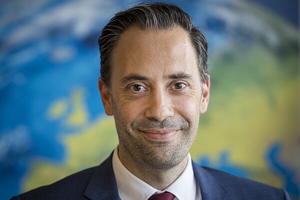 Auf dem Bild sieht man Benjamin Knödler, Referatsleiter Wirtschaftsnetzwerke im BMZ