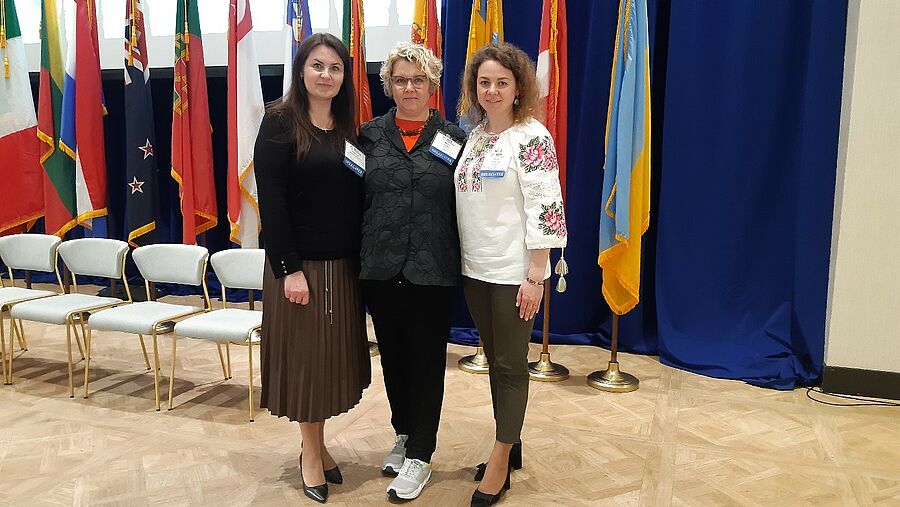 Auf dem Bild sieht man die GEW-Vorsitzende Maike Finnern (Mitte) im Austausch mit Olha Chabaniuk (rechts) und Kateryna Maliuta-Osaulova (links) von TUESWU, Ukraine.