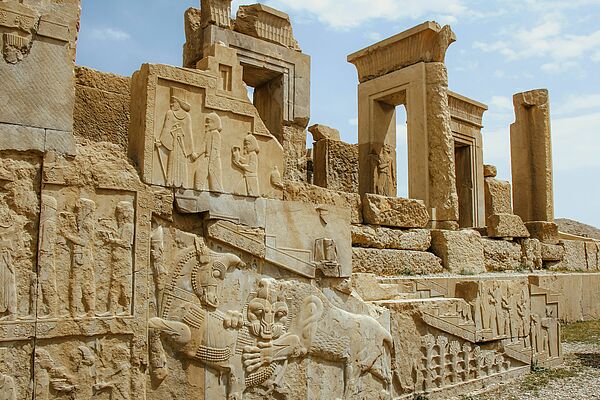 Man sieht einen antiken Tempel in Syrien. 