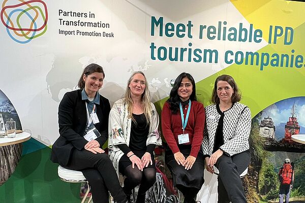 Nora Eichkorn, IPD, Catherine Gallagher, Women Travel Leader, Aayusha Prasain, Community Homestay Network Nepal, Dr. Julia Bellinghausen, IPD, auf einer Diskussionsveranstaltung auf der Tourismusfachmesse ITB Berlin
