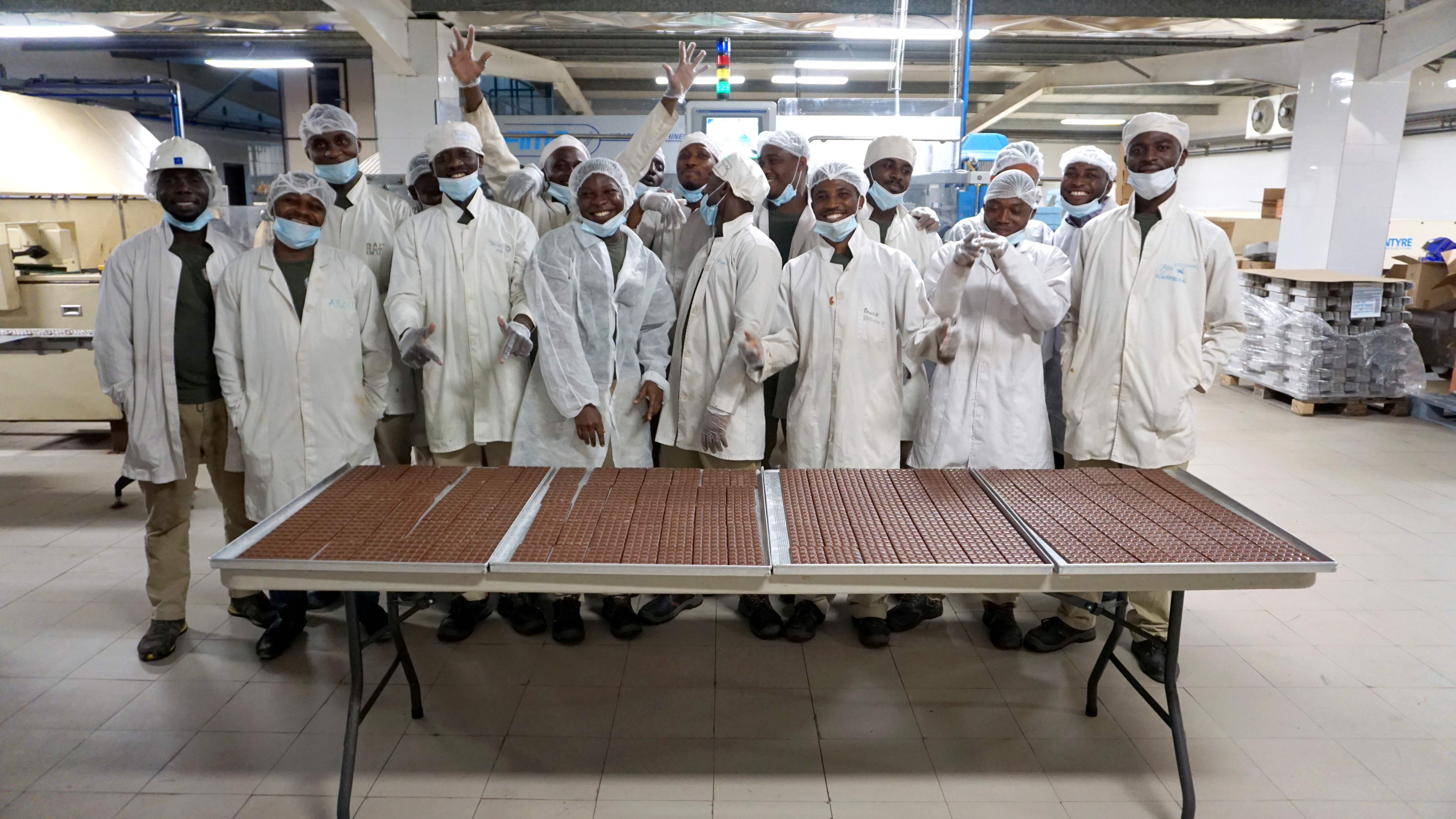 Arbeiterinnen in Schokoladenfabrik