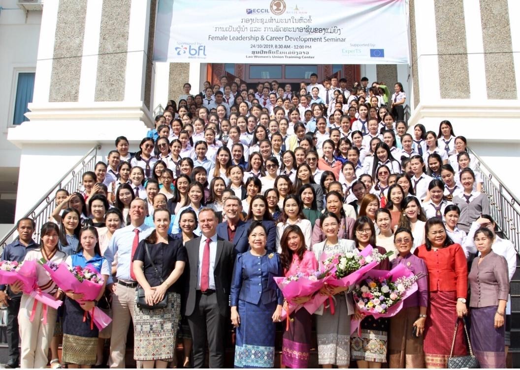 Gruppenfoto von Teilnehmerinnen bei Veranstaltung zur Berufsorientierung in Laos 