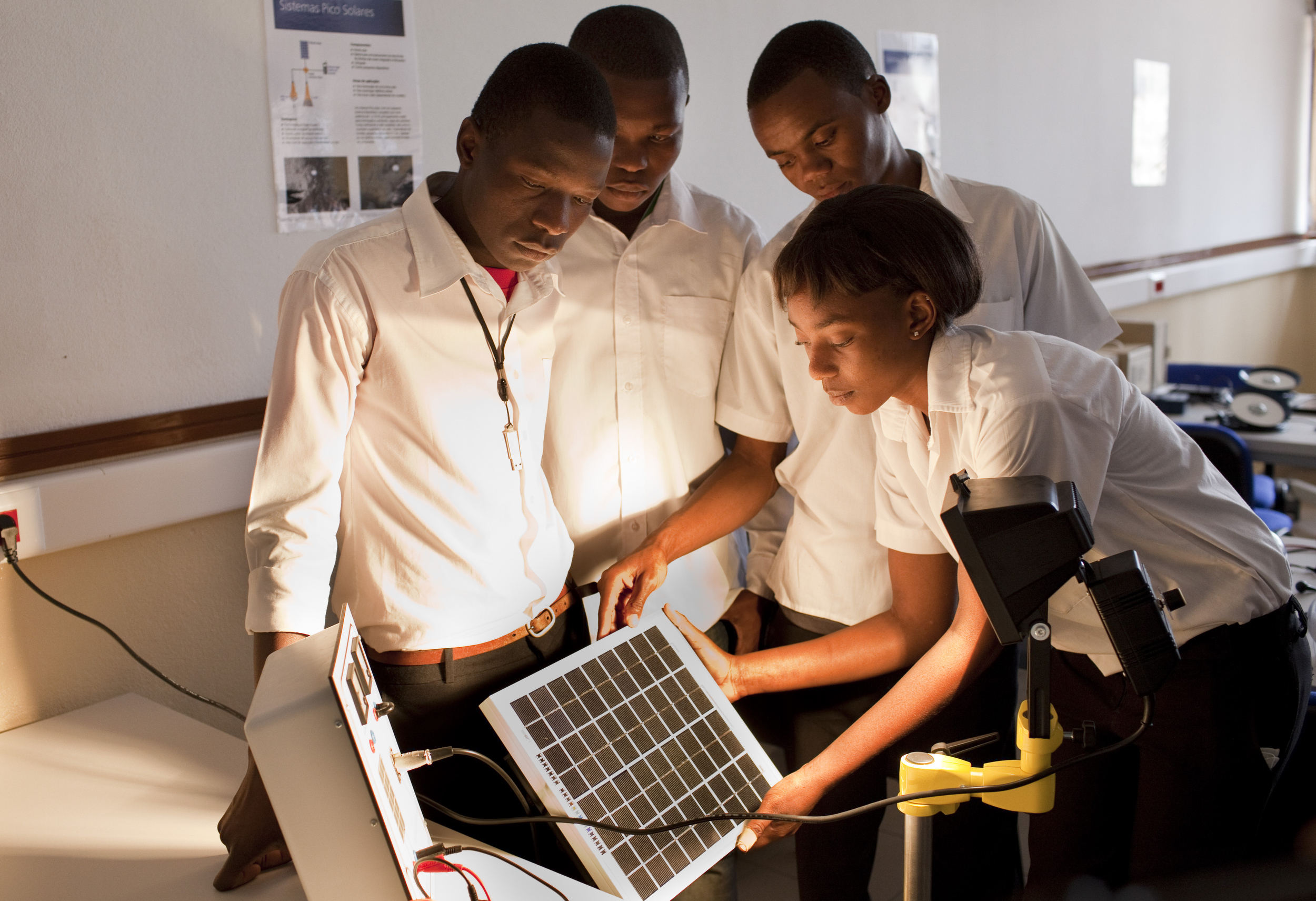 Vier Personen mit Solarpanel