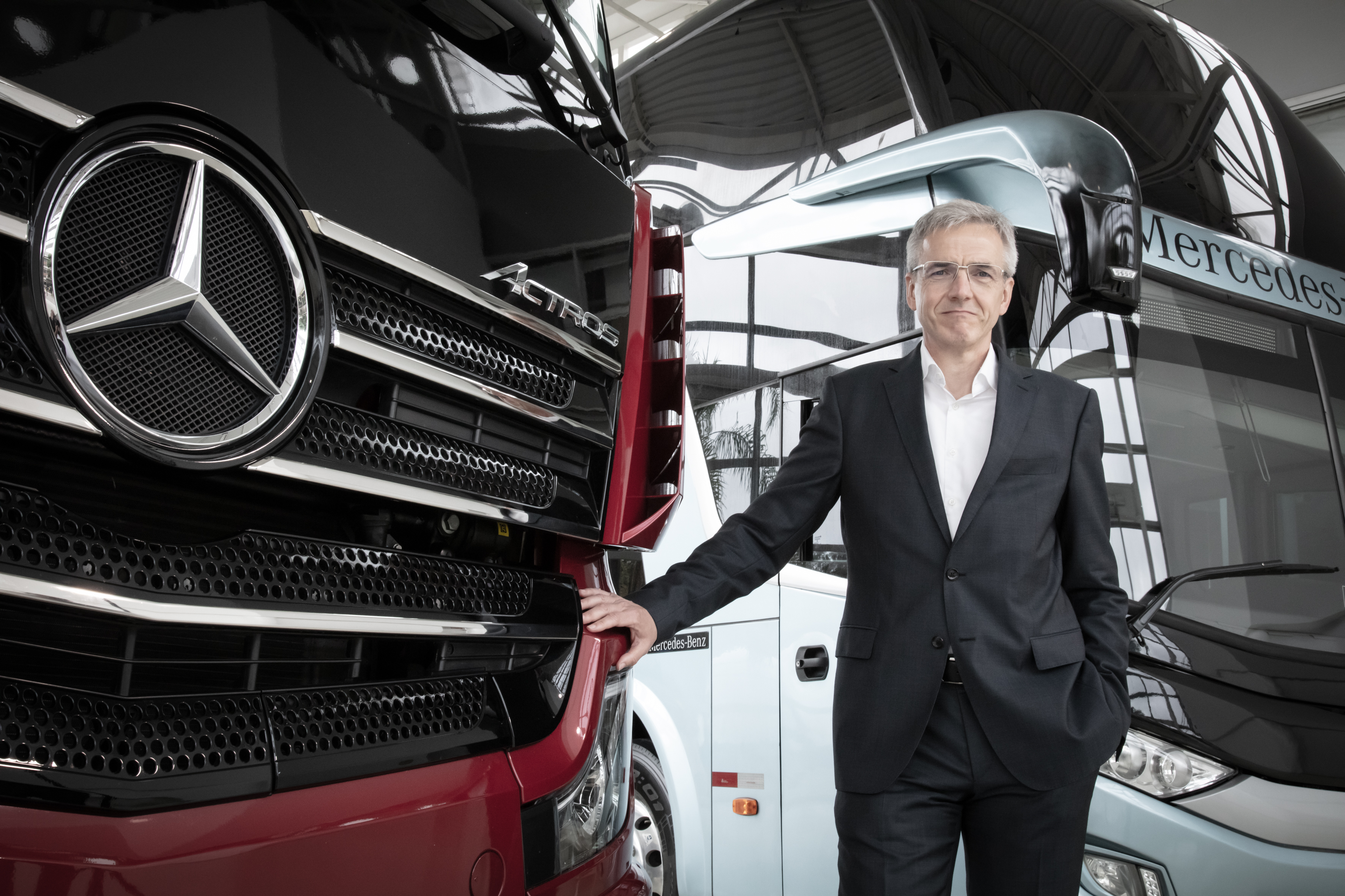 Foto Karl Deppen vor Mercedes Benz Lastwagen